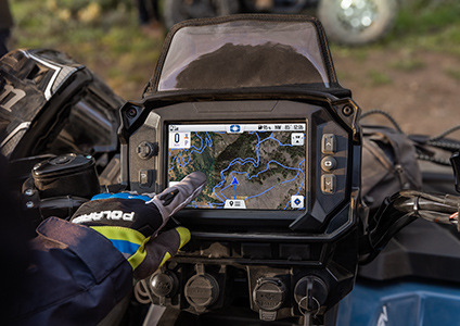 Conducteurs de Polaris xp 1000 traversant un terrain rocheux en tout confort