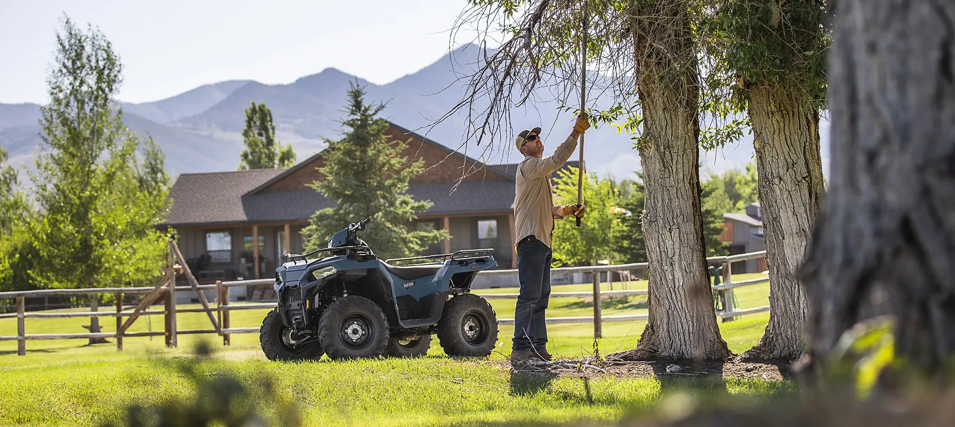 Propriétaire du Sportsman 570 élaguant un arbre