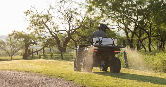 Arrosage du terrain sur un Polaris Sportsman