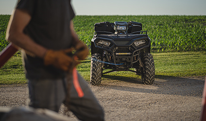 homme tirant le treuil sur son polaris 450