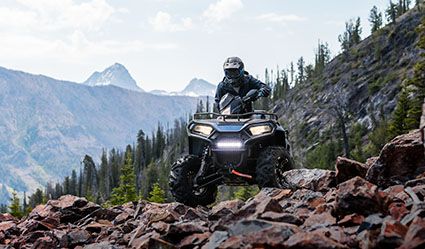 Un Sportsman 570 escalando un sendero rocoso