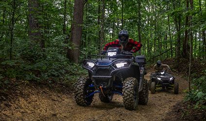 Dos Sportsman 570 manejando por el bosque