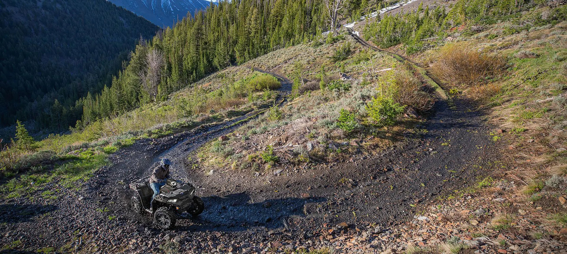 polaris sportsman 850 a través de un sendero sinuoso con lodo