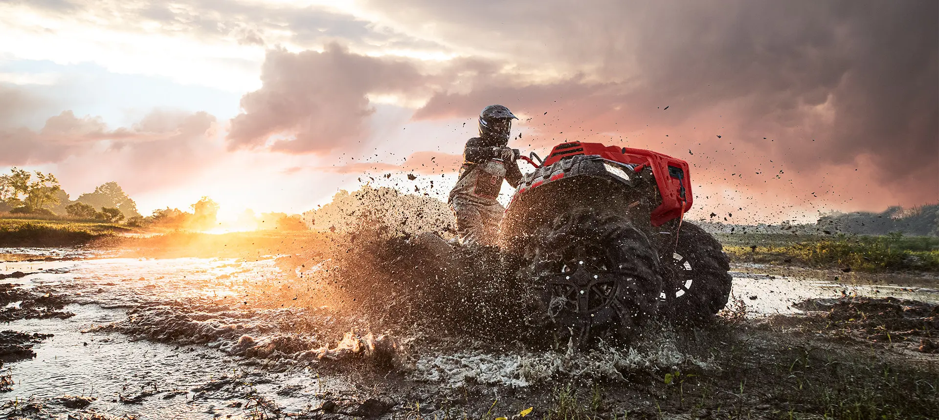 polaris sportsman high lifter facilement passant facilement dans un trou de boue profond