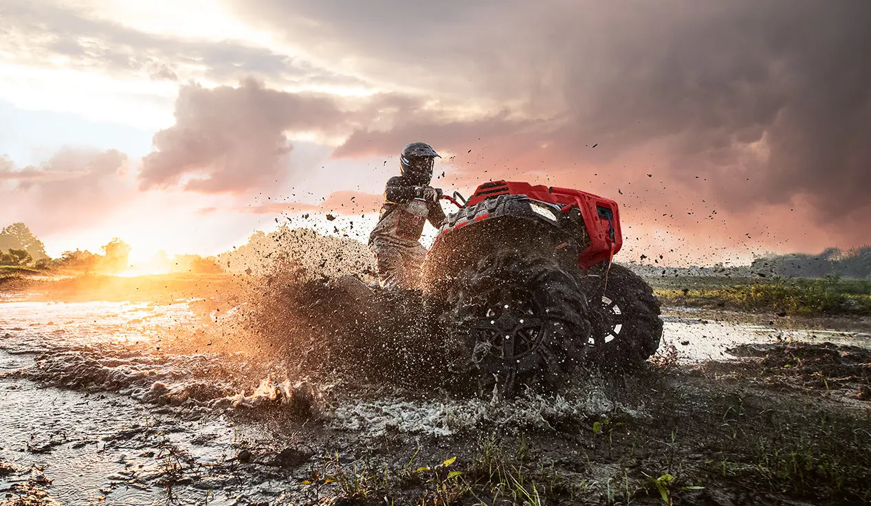 polaris sportsman high lifter facilement passant facilement dans un trou de boue profond