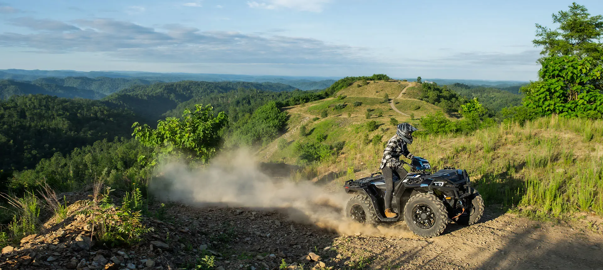 persona manejando en un sendero en el polaris sportsman xp 1000