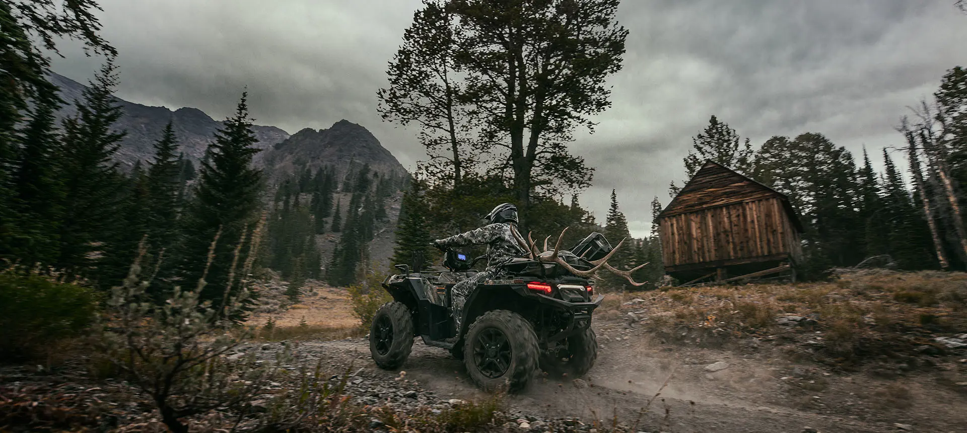 cazador volviendo a la cabaña en su Sportsman XP 1000