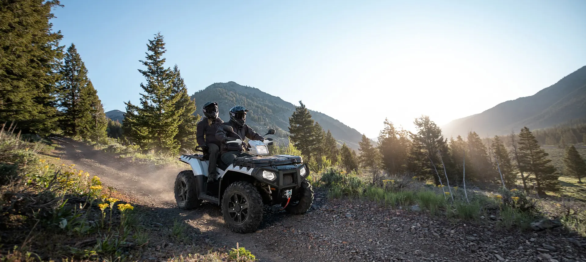 couple circulant dans un vtt sportsman touring