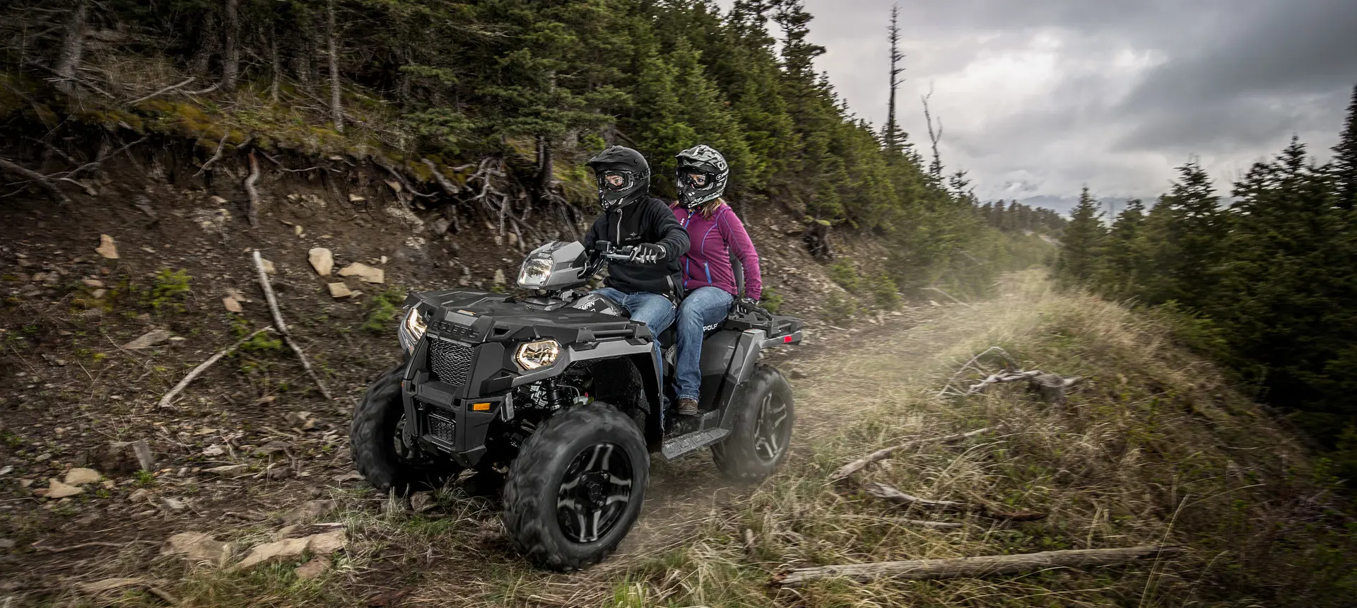 couple circulant dans un vtt sportsman touring