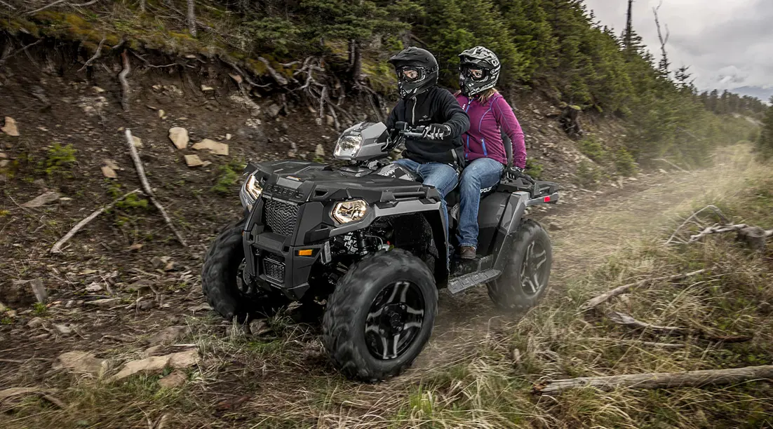 couple circulant dans un vtt sportsman touring