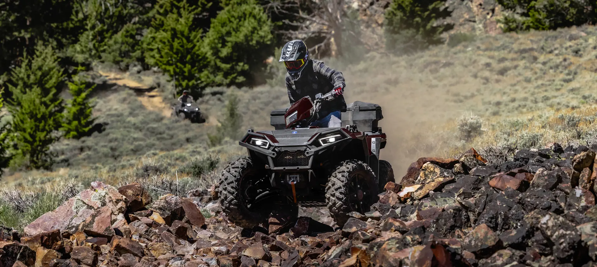 vtt Sportsman circulant sur un terrain difficile