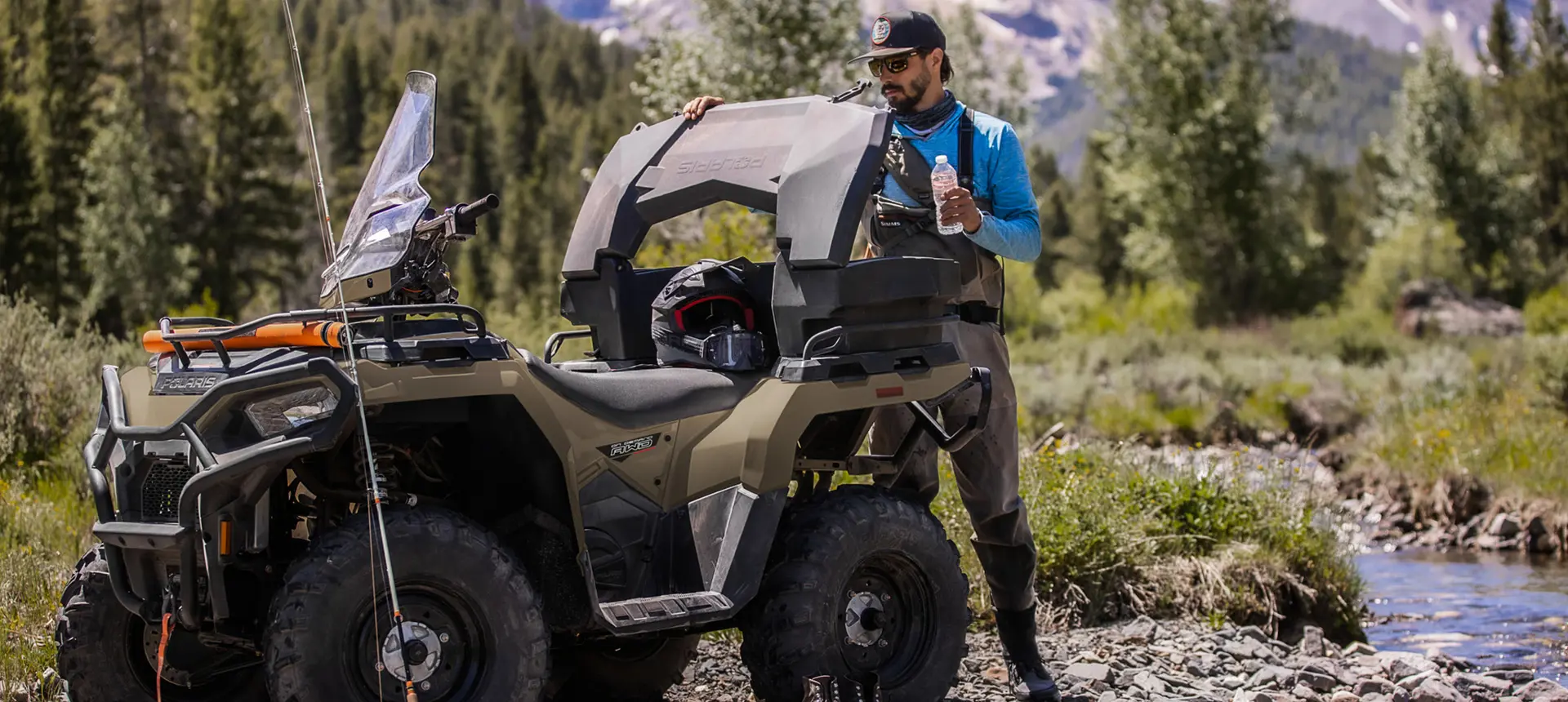homme déchargeant des articles d’une glacière Lock & Ride sur son vtt Sportsman
