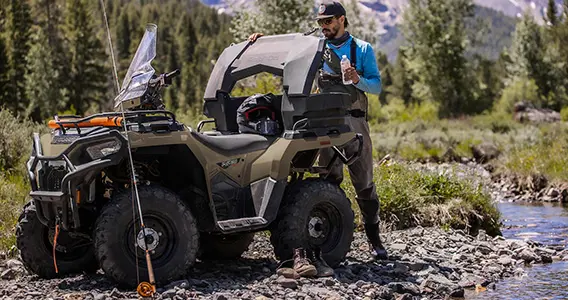 homme déchargeant des articles d’une glacière Lock & Ride sur son vtt Sportsman