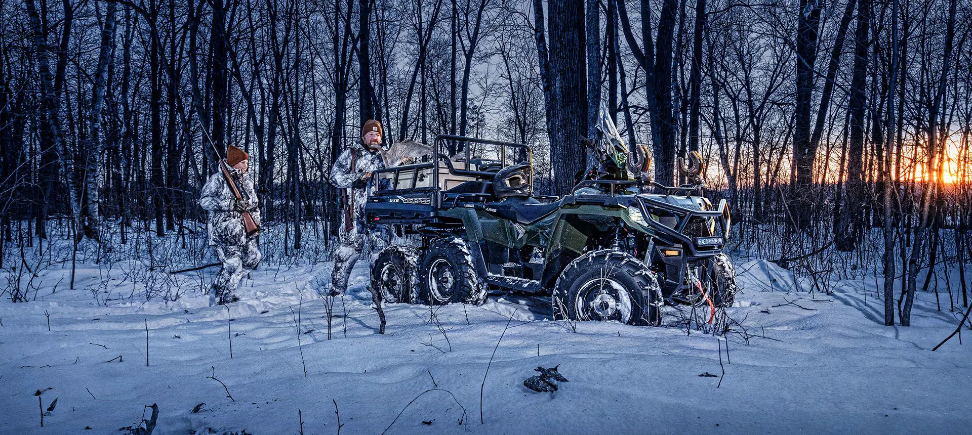 Cazadores cargando equipo en la caja trasera de su polaris sportsman 6x6 570