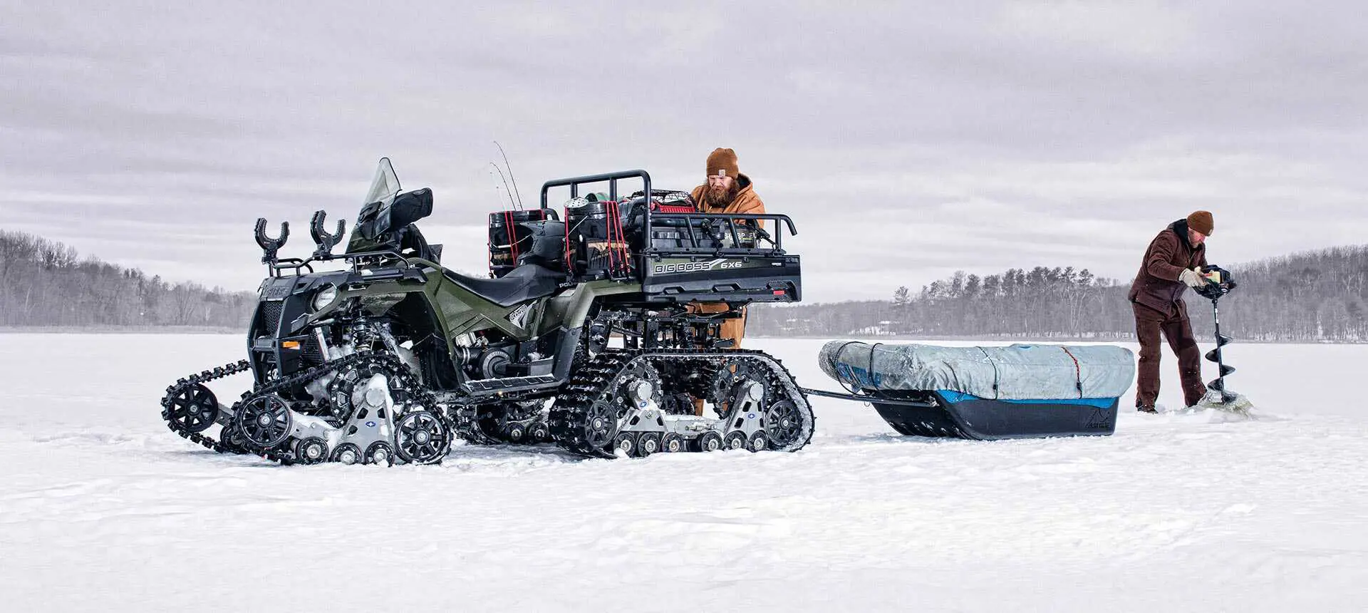 Compartimento de almacenamiento delantero cargado con equipo en el polaris sportsman 6x6 570