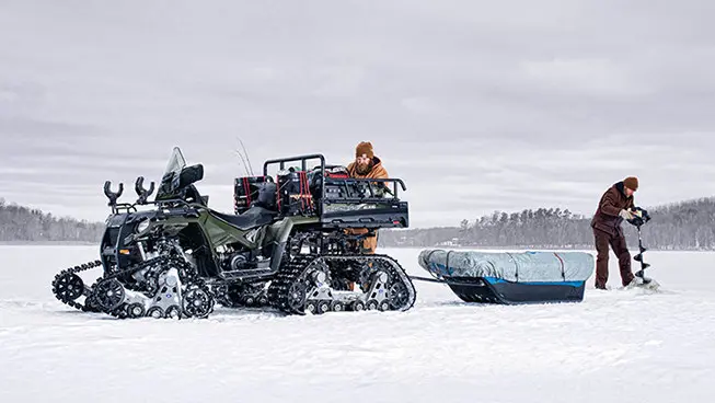 Compartimento de almacenamiento delantero cargado con equipo en el polaris sportsman 6x6 570