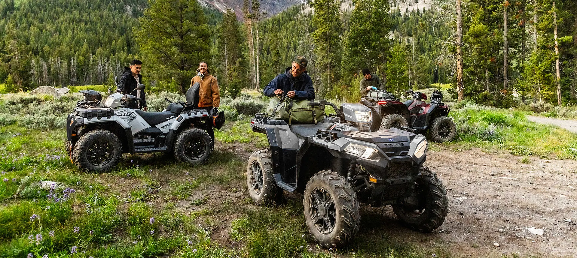 homme attachant de l’équipement à l’arrière de son vtt Sportsman 850