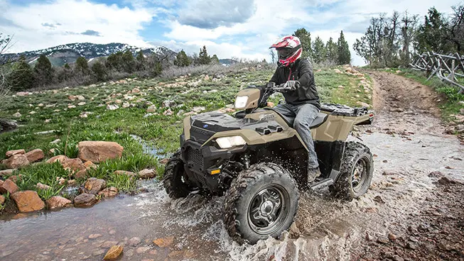 Sportsman 850 avançant dans un cours d’eau