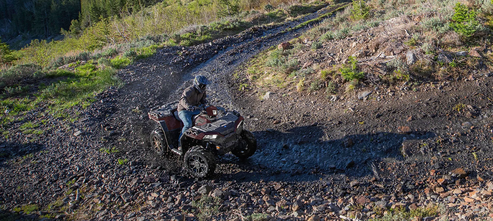 conducteur dans un vtt sportsman 850 lançant de la boue dans un coin