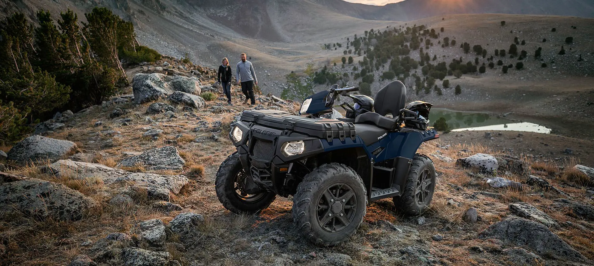 2 personnes marchant vers leur polaris sportsman touring 850