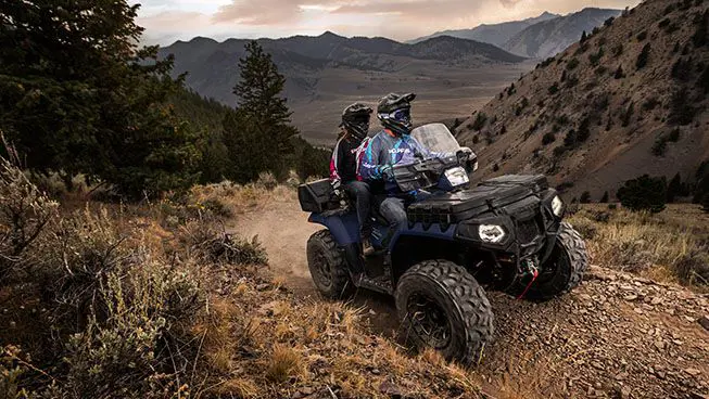2 conducteurs à l’aventure au crépuscule sur un polaris sportsman touring 850