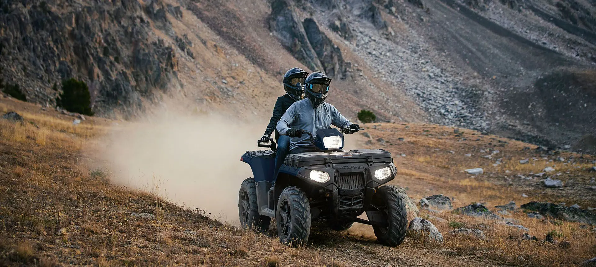 Deux conducteurs dévalent sentier poussiéreux sur leur polaris sportsman touring 850