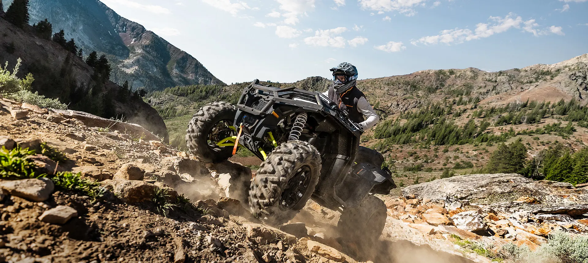 vtt sportsman xp 1000 s super graphite grimpant une colline rocheuse