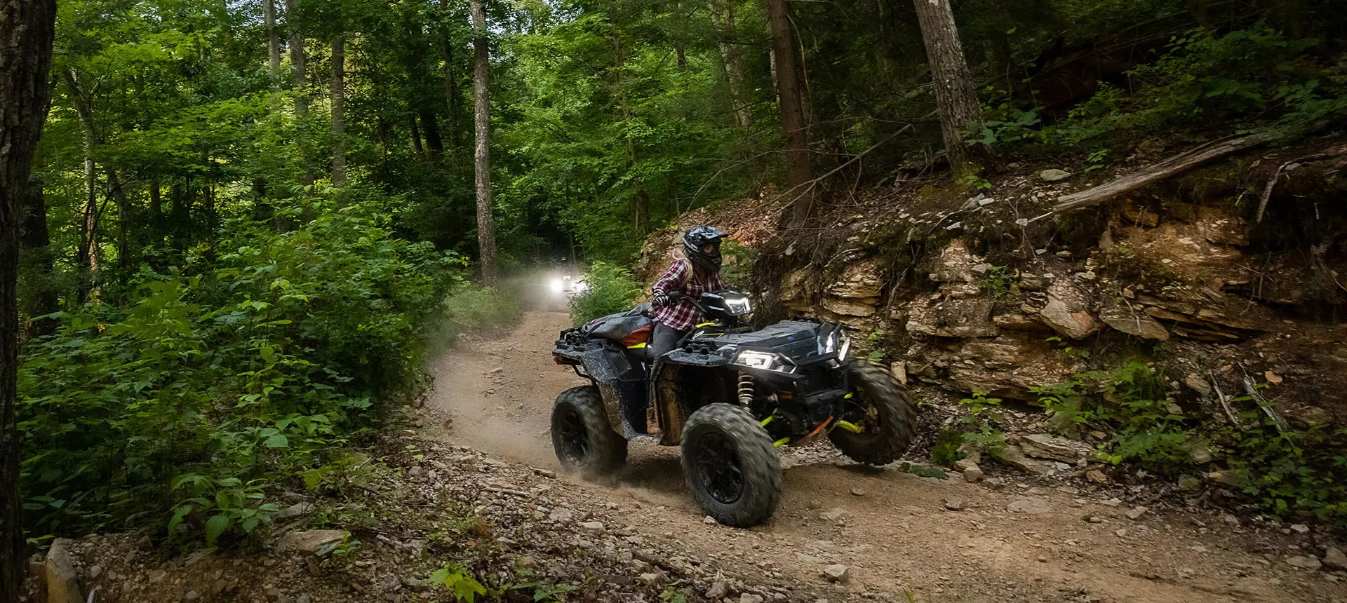 vtt sportsman xp 1000 s dans les virages sur un sentier forestier