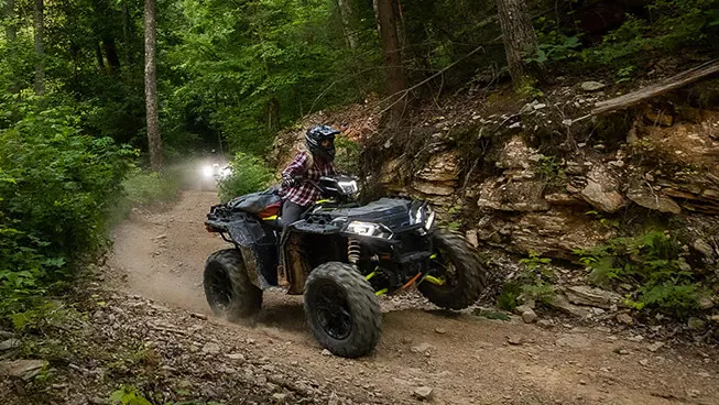 vtt sportsman xp 1000 s dans les virages sur un sentier forestier
