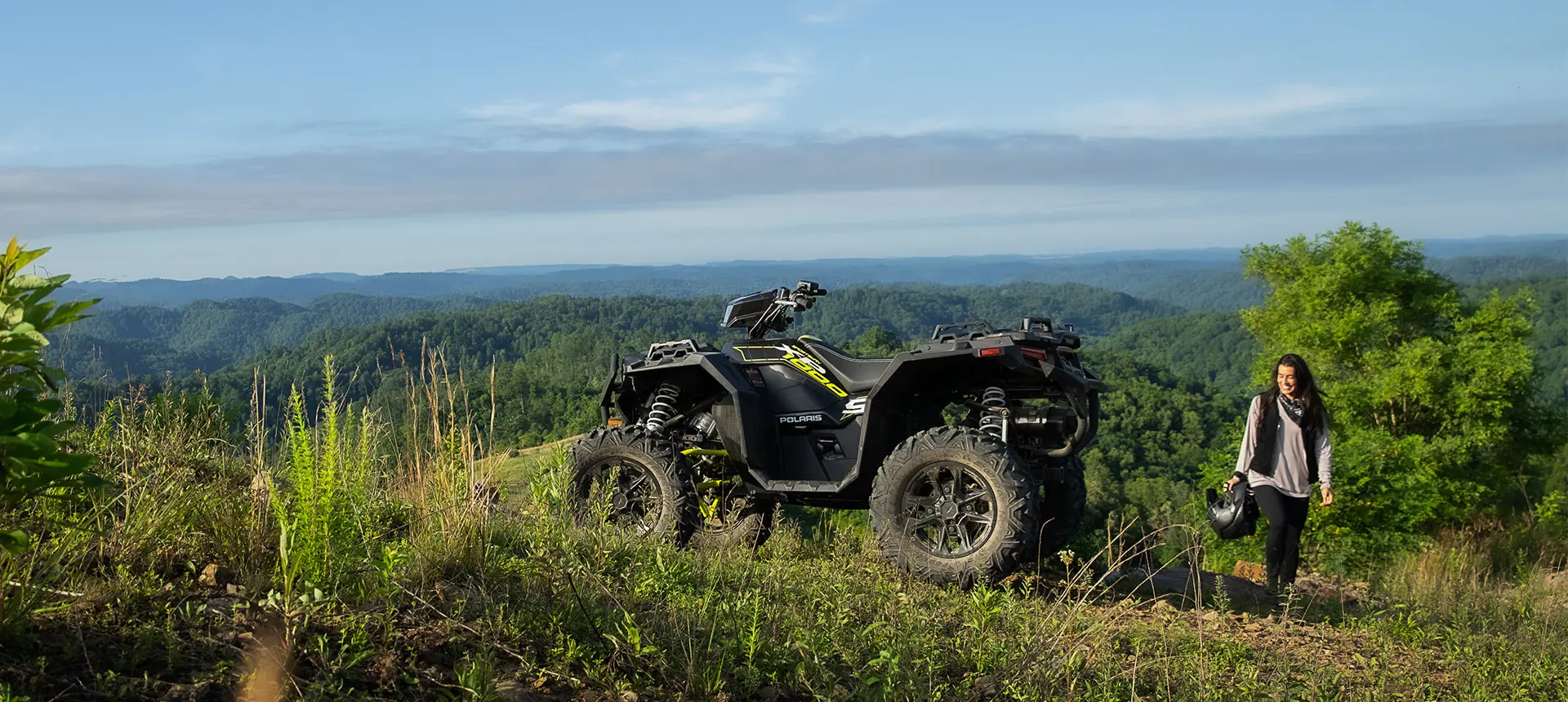 femme marchant vers son vtt sportsman xp 1000 s super graphite