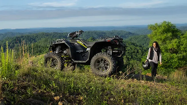 femme marchant vers son vtt sportsman xp 1000 s super graphite