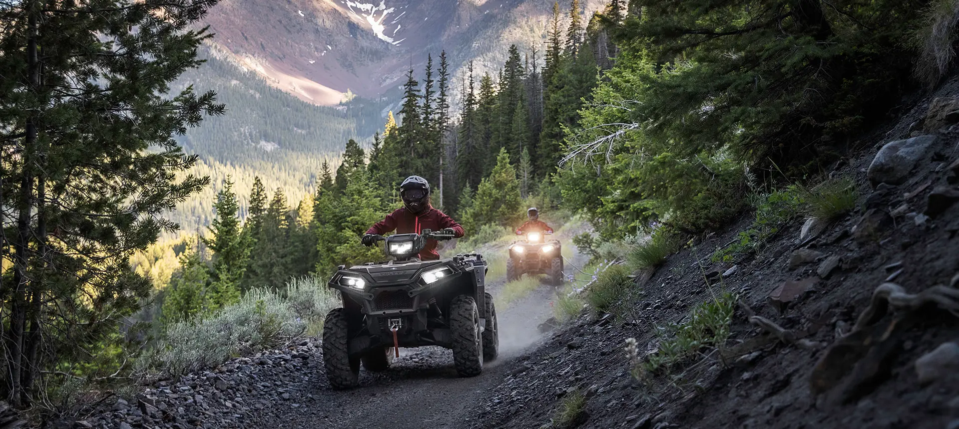 2 Sportsman xp 1000 atvs en un sendero