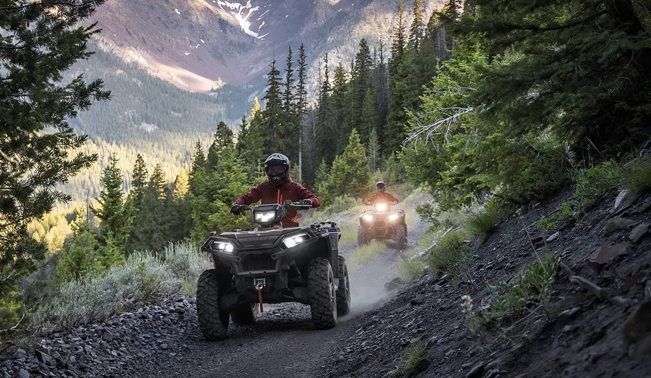2 Sportsman xp 1000 atvs en un sendero