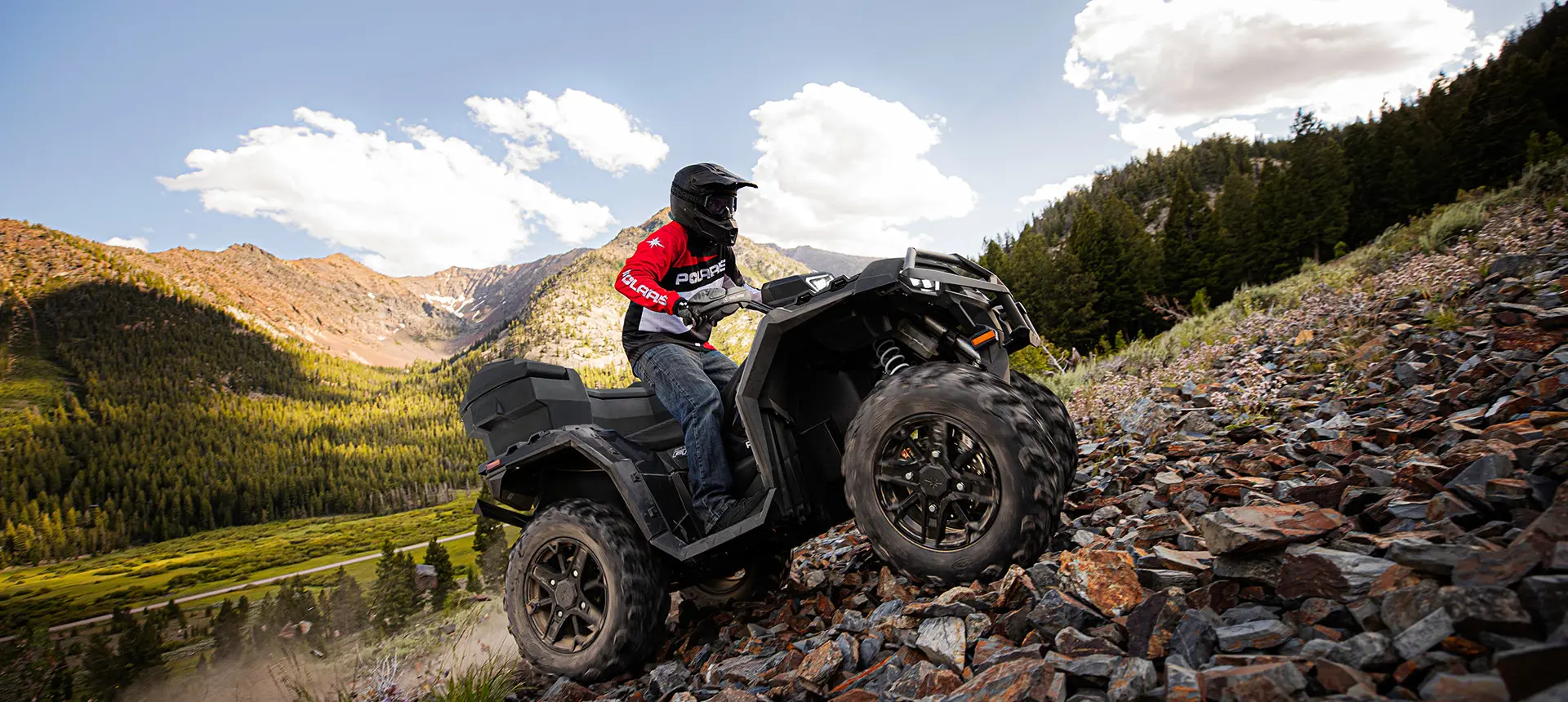 conductor en un atv sportsman xp 1000 ascendiendo una colina rocosa