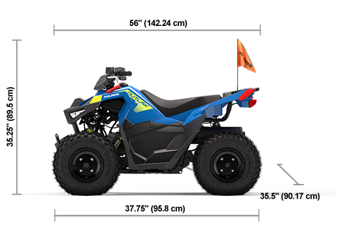 Vista lateral del Polaris Outlaw 70 EFI de 2025 en Velocity Blue/Lifted Lime con dimensiones de altura, ancho y longitud.