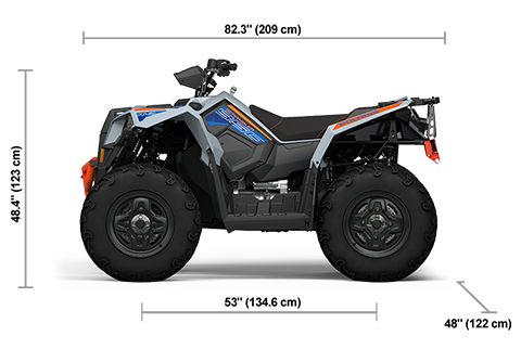 Vue latérale du Polaris Scrambler 850 2025 Storm Gray avec les dimensions de hauteur, de largeur et de longueur.