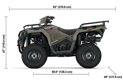 Vista lateral del Polaris Sportsman 570 EPS de 2025 en Desert Sand con dimensiones de altura, ancho y longitud.