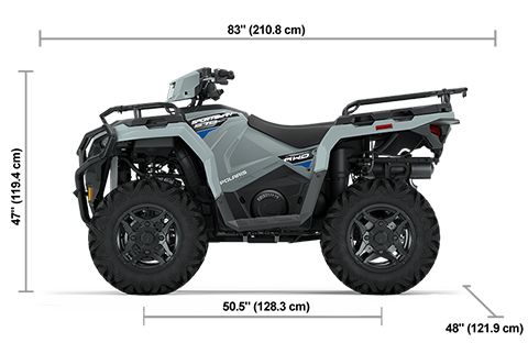 Vista lateral del Polaris Sportsman 570 Premium de 2025 en Storm Gray con dimensiones de altura, ancho y longitud.