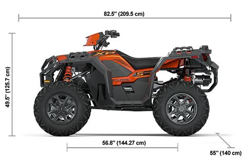 Vue latérale du Polaris Sportsman XP 1000 S 2025 Lava Orange Metallic avec les dimensions de hauteur, de largeur et de longueur.