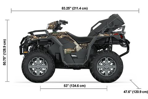 Vue latérale du Polaris Sportsman XP 1000 Hunt Edition 2025 Polaris Pursuit Camo avec les dimensions de hauteur, de largeur et de longueur.