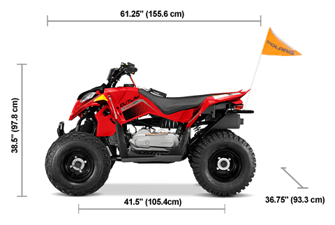 Vista lateral del Polaris Outlaw 110 EFI de 2026 en Indy Red con dimensiones de altura, ancho y longitud.
