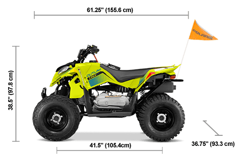 Vista lateral del Polaris Outlaw 110 EFI de 2026 en Lime Squeeze con dimensiones de altura, ancho y longitud.