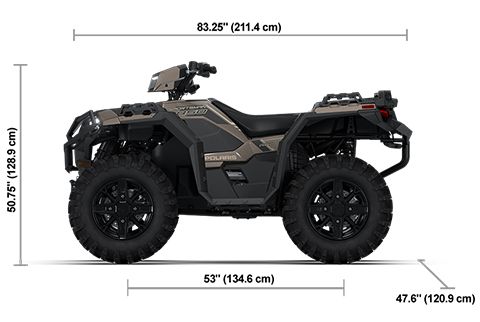 Vue latérale du Polaris Sportsman 850 Trail 2026 couleur Nara Bronze avec les dimensions de hauteur, de largeur et de longueur.