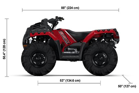 Vue latérale du Polaris Sportsman 850 Mud Edition 2026 couleur Fury Red avec les dimensions de hauteur, de largeur et de longueur.