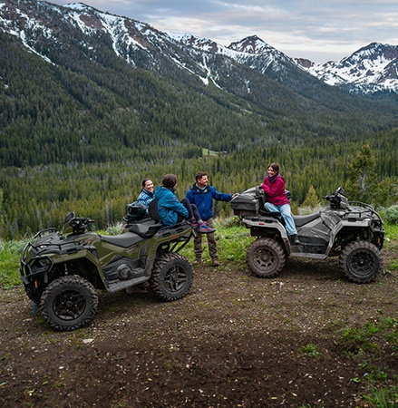 Deux VTT biplaces Polaris Sportsman Touring 570 2026, équipés de pneus DURO de 66 cm (26 po) et de roues en aluminium de 35,5 cm (14 po).