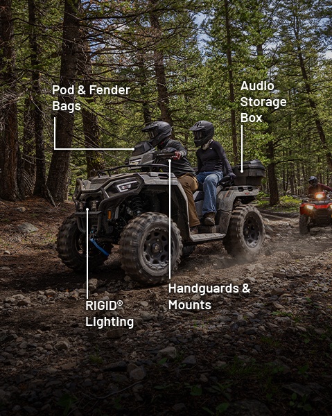 Éclairage RIGID, sacs pour projecteur et aile, coffre de rangement de système audio et protège-mains et accessoires de support installés sur un VTT biplace Polaris Sportsman Touring 570 2026.