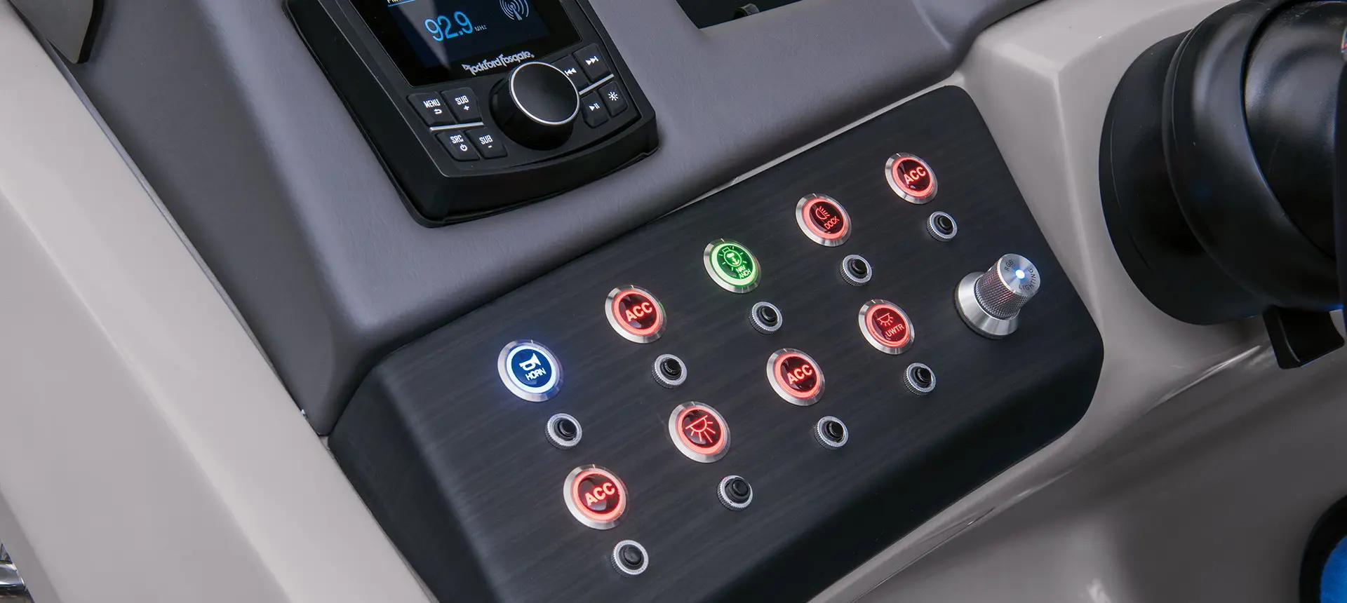 close up to the dashboard on a Bennington R pontoon