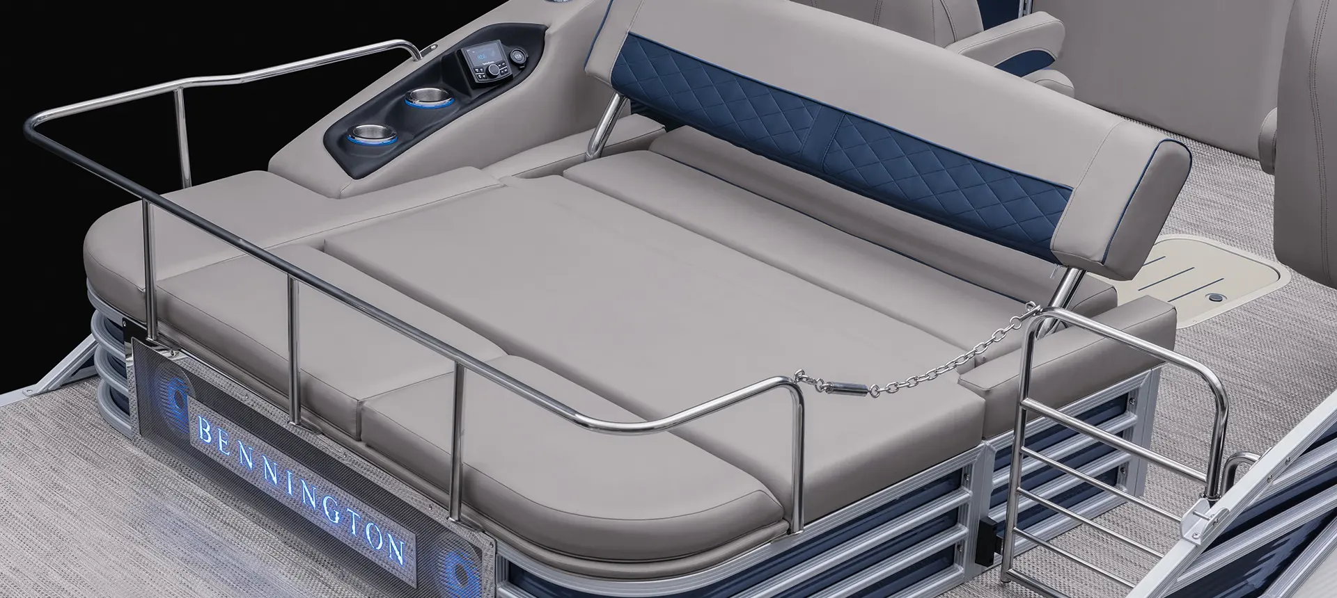 stern view of the swingback seat on a bennington l bowrider pontoon boat