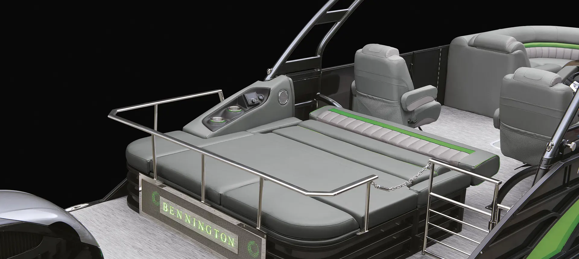 Bennington LX pontoon with swingback floor plan
