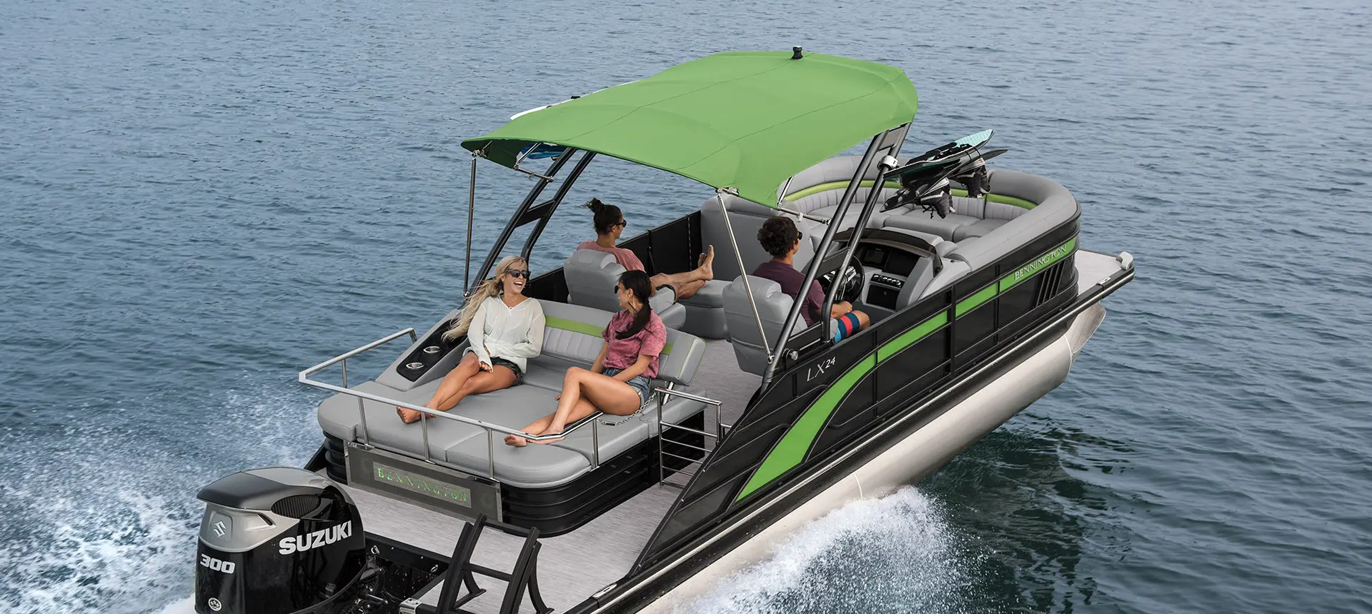 Vue de près de la configuration du mobilier d’un bateau LX